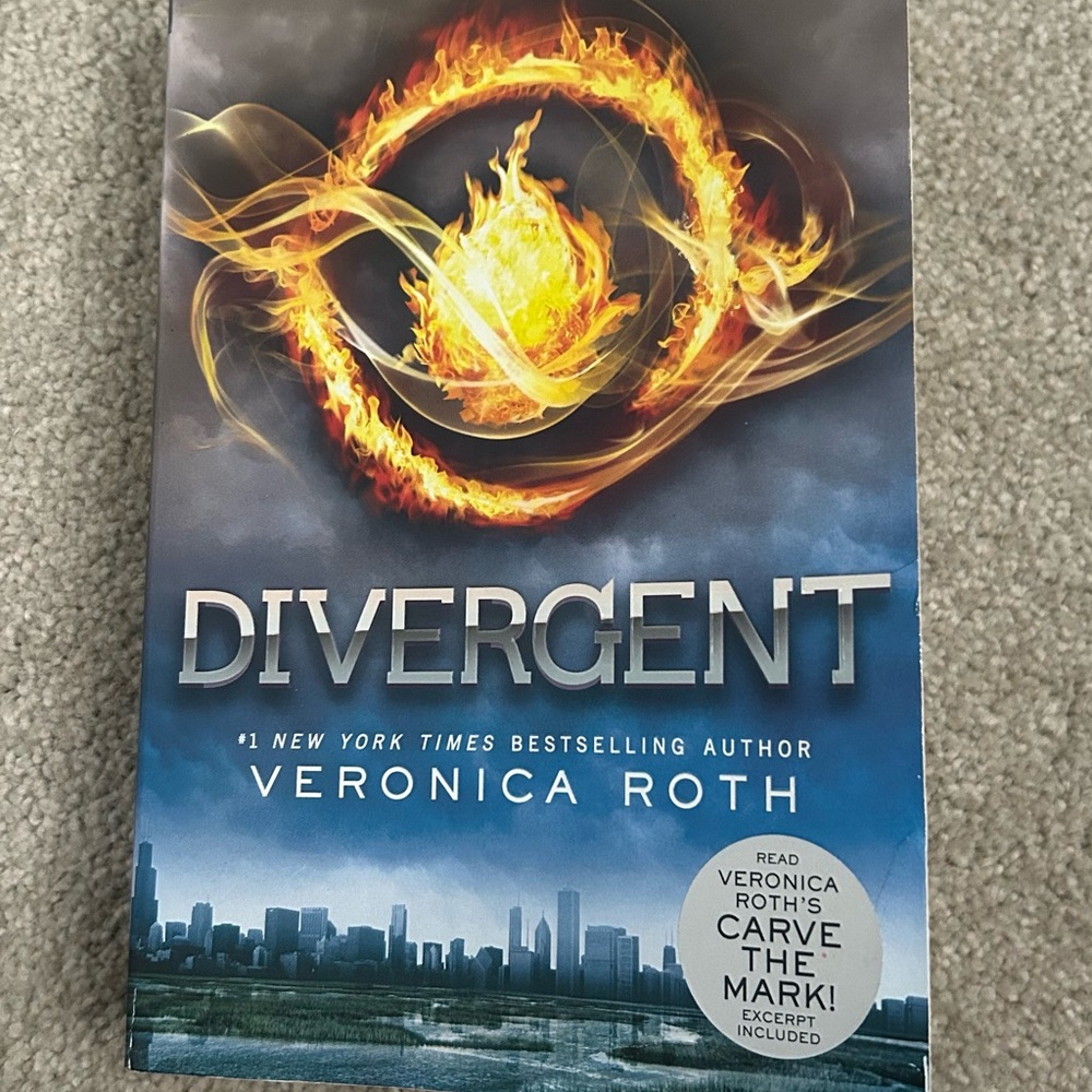 Divergent by Veronica Roth Paperback
